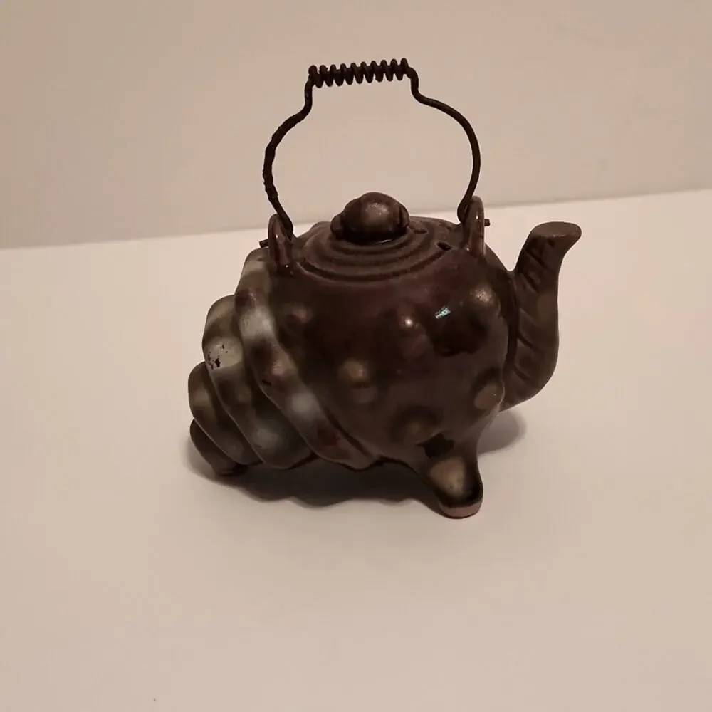 Vintage Conch Shell Salt & Pepper‎ Shakers With Trunk & Metal Carrying Handle